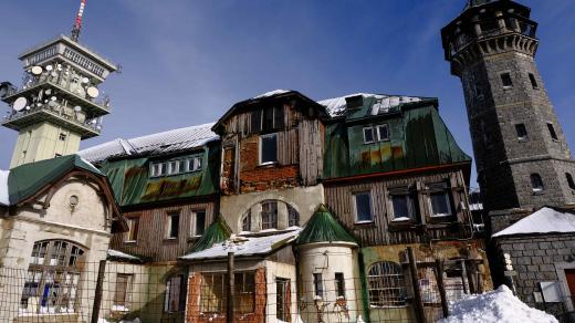 Bohužel, rozhledna a hotel na Klínovci nepřežila porevoluční kvas a pomalu se již léta rozpadá