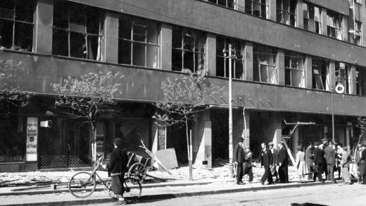 Čelní pohled na rozhlas s vymlácenými okny během pražského povstání v květnu 1945