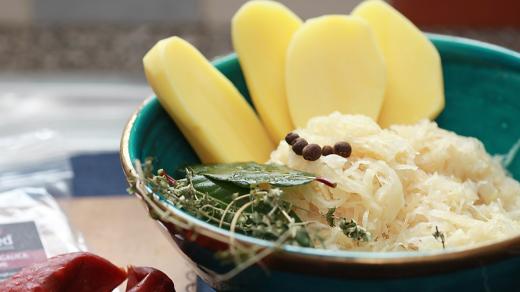 Brambory, kysané zelí a kořeni jsou základní suroviny na zelňačku. Přidává se zakysaná smetana a klobásky pro pikantnější chuť