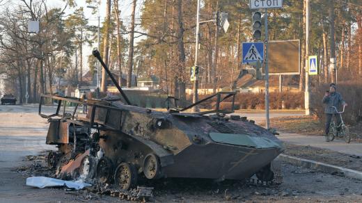 Zničené vojenské vozidlo ve městě Bucha nedaleko Kyjeva.