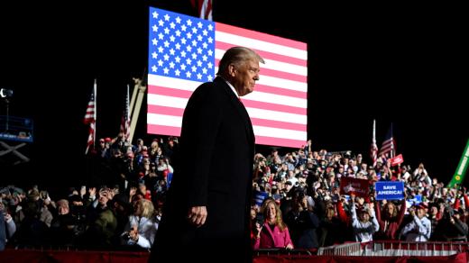 Bývalý prezident Donald Trump na shromáždění na podporu republikánských kandidátů v Daytonu ve státě Ohio