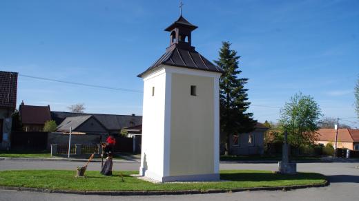 Zvonice na návsi pochází z devadesátých let 18. století. Na starých mapách je však zakreslena ještě o něco dříve