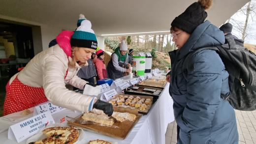 Stánek s domácími buchtami pro fanoušky biatlonu
