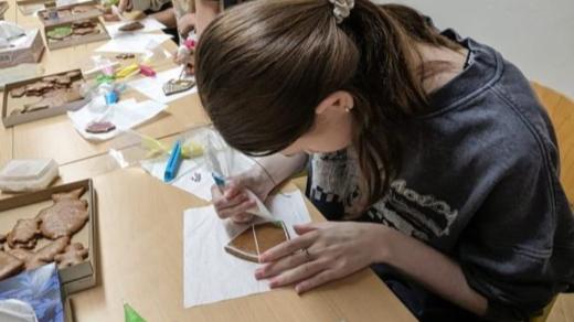 Zdobení perníčků na Biskupském gymnáziu v Českých Budějovicích