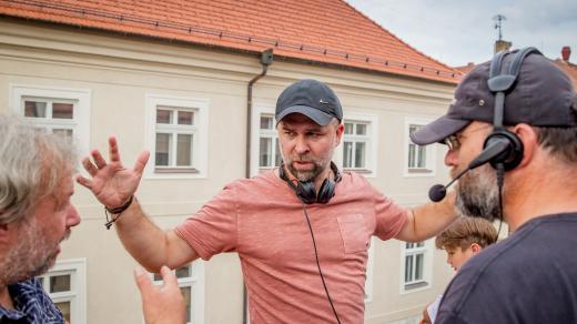 Režisér Dan Svátek při natáčení filmu Spící město v Českých Budějovicích