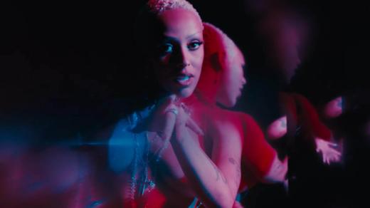 Doja Cat ve videoklipu k písni Attention