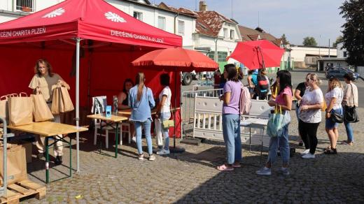 Výdej potravin ve skladu v Cukrovarské ulici