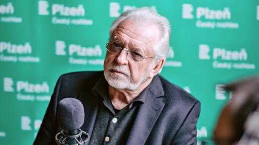 Pozvání k našemu festivalovému mikrofonu přijal Jaromír Hanzlík, který si s Veronikou Albrechtovu povídal o hercích, herectví, filmovém natáčení a také o jeho debutovém filmu Léto s gentlemanem