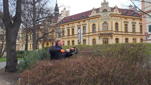Pracovníci Technických služeb Klatovy provádějí jarní práce