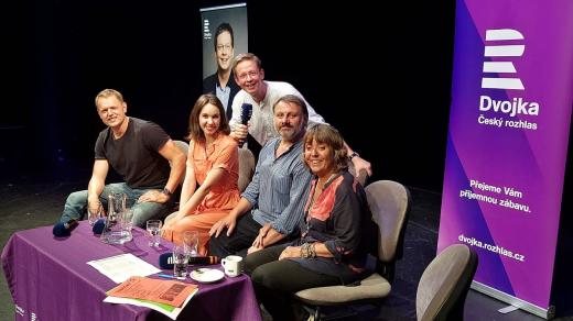 Tobogan z Divadla Kalich. Jan Kříž, Míša Tomešová, Radek Holub a Bára Hrzánová. Moderuje Aleš Cibulka