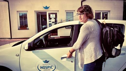 Lékařka Domácího hospice Jordán Štěpánka Fojtů na cestě za pacientkou