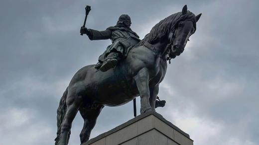 Žižkova jezdecká socha váží 16,5 tuny, je vysoká 9 metrů, dlouhá 9,6 metrů