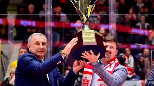 Jaroslav Pouzar (vlevo) s trofejí, která nese jeho jméno