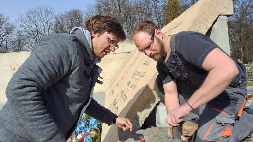 Sochař Martin Chmelař (vlevo) upravuje společně s kamarádem Martinem Čermákem místo pro Slezskou orlici