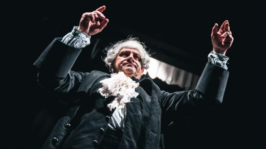 Radek Holub v inscenaci Bach & synové