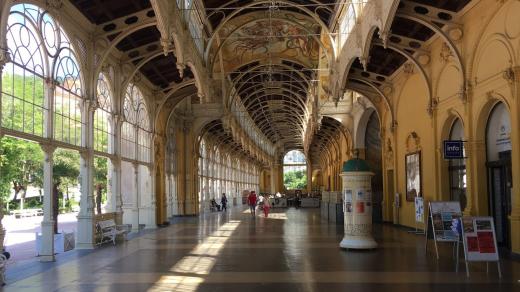 Kvůli koronaviru je kolonáda v Mariánských lázních vylidněná