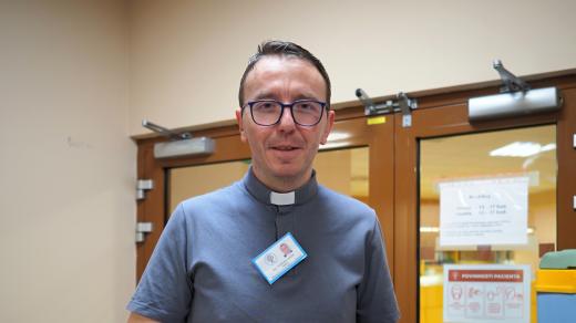 Faráře Sylwestera Jurczaka můžou pacienti v novoměstské nemocnici potkávat pravidelně v pondělí odpoledne, přijede i na přání rodiny