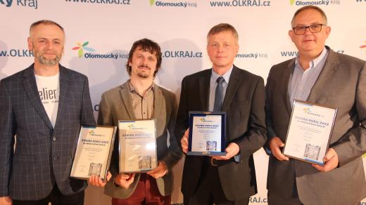 Architekti Tomáš Bindr (zleva) s Martinem Struhalou a ředitel ČRo Olomouc Josef Podstata a zástupce firmy Zlínstav a.s. Marek Podzemný