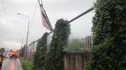 Tornádem utržený billboard ve Zlíně