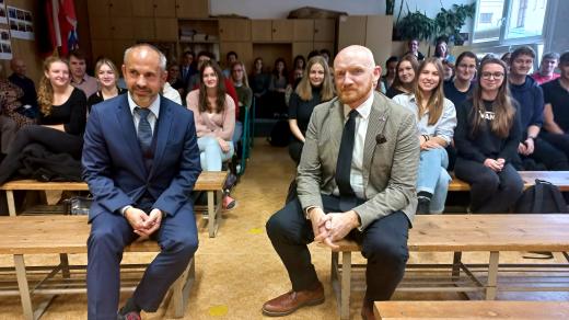 Britský velvyslanec v Česku Matthew Field (na snímku vpravo) diskutoval se studenty jihlavského gymnázia