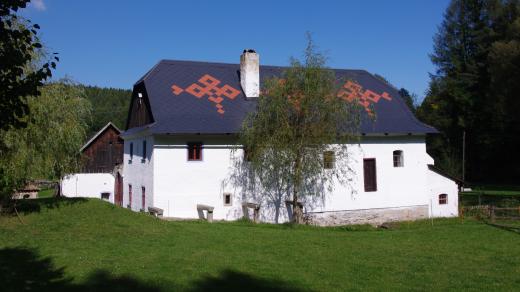 Pohled na mlýn ze silnice