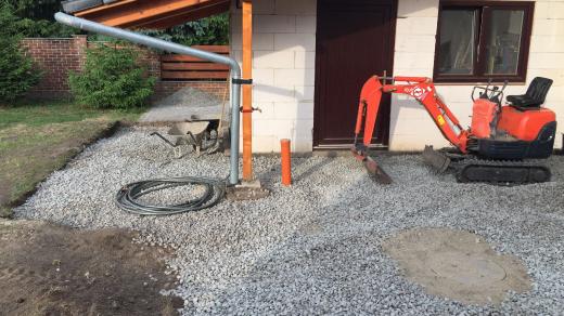 Jímka na vyvážení může být zcela ukrytá pod terénem nádvoří či zahrady