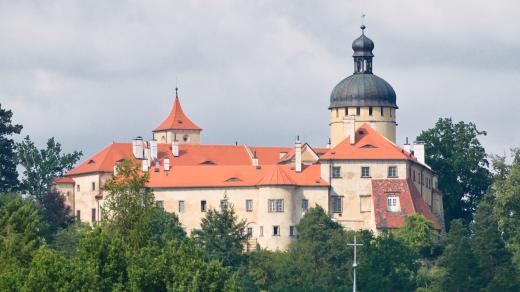 Osudy památek po jejich zestátnění byly velmi rozdílné. Na některých fungovaly prohlídky s průvodcem, jiné chátraly. Grabštejn patřil k těm chátrajícím