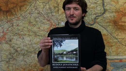Petr Karlíček s výborem z fotografií německého duchovního Rudolfa Jenatschkeho