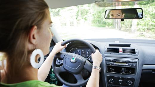 Řidič, řidička, auto, řízení, volant