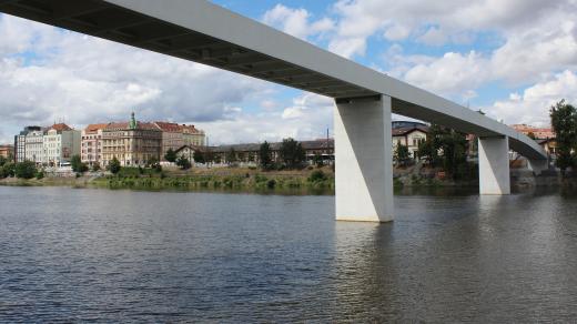Štvanická lávka pro pěší, která spojuje přes řeku Vltavu městské části Karlín, Holešovice a ostrov Štvanice, byla otevřena 28. 7. 2023