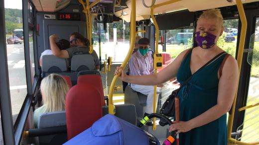 Alena cestuje s kočárkem běžně prostředky městské hromadné dopravy