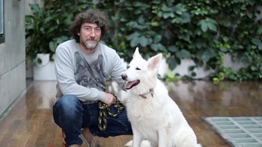 psí psycholog Rudolf Desenský s fenkou bílého švýcarského ovčáka Josefínkou