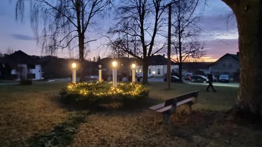 Adventní věnec z kolotoče je teď dominantou návsi