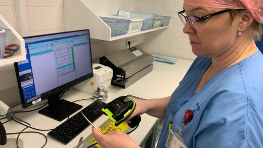 Vrchní sestra Oddělení centrální sterilizace KNTB Eva Sedláčková, přebírání nových chirurgických nástrojů