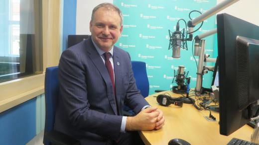 Jan Holásek ve studiu Českého rozhlasu Hradec Králové