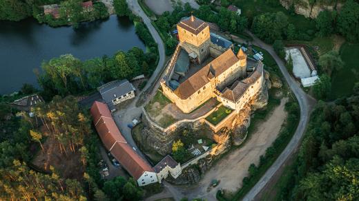 Oblíbená legenda praví, že hrad Kost dostal jméno v dobách, kdy jej obléhal Jan Žižka a po neúspěšném dobývání prohlásil, že je pevný jako kost a ta prý patří psu