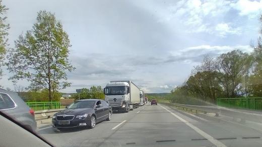 Kolony se před Českými Budějovicemi tvoří už od Včelné a Boršova prakticky denně, hlavně ráno a odpoledne