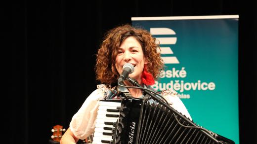 Písničkářka Kaczi ve studiovém sále Českého rozhlasu České Budějovice