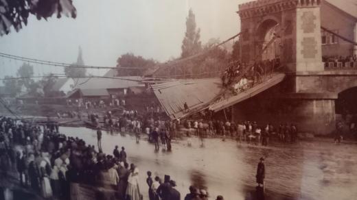 Jedna z fotografií vystavených v Ostravském muzeu, která tragickou událost dokumentuje a připomíná