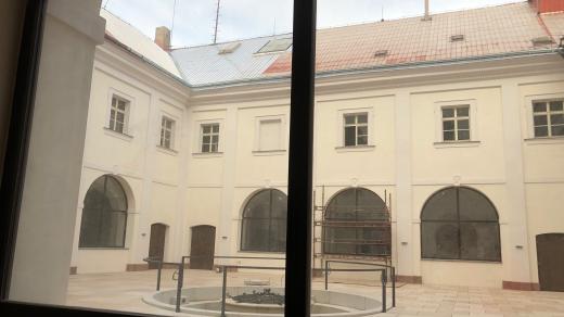 Stavbaři a řemeslníci dokončují práce na opravě kláštera Paulánů v Nové Pace