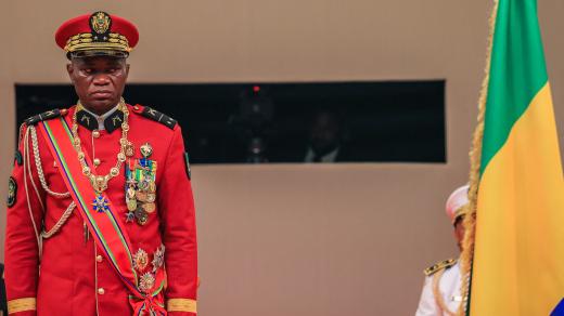 Dočasným prezidentem Gabonu se stal vůdce tamních pučistů generál Brice Oligui Nguema. Bratranec svrženého prezidenta Aliho Bonga Ondimby složil slib v pondělí