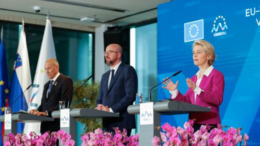 Šéfka Evropské komise Ursula von der Leyenová, předseda Evropské rady Charles Michel a slovinský premiér Janez Janša