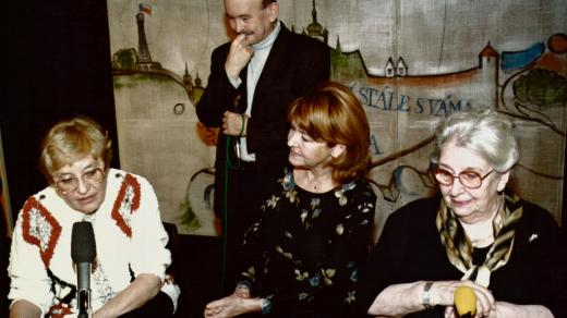 Anna Schmitzerová, Pavlína Filipovská a Stella Zázvorková v Toboganu Tomáše Slámy