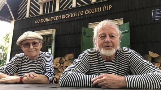 Pavel Gross s manželkou Libou na Řípu při natáčení filmového dokumentu