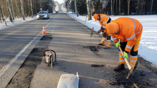 Silničáři vyráží pravidelně na inspekční jízdy. Závady, které najdou, především výtluky, hned opravují