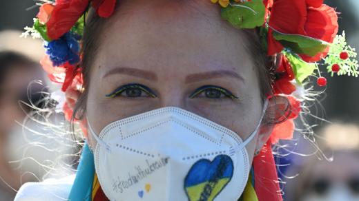 Ukrajinská dívka na demonstraci na podporu Ukrajiny v Berlíně