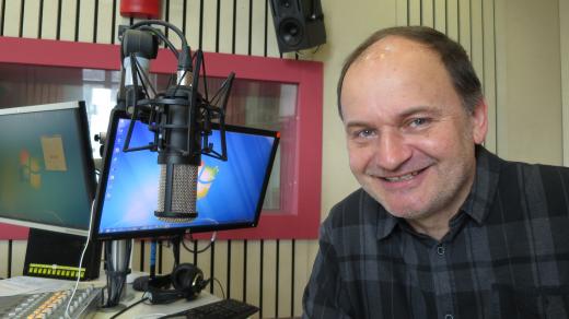 Docent Radomír Tichý ve studiu Českého rozhlasu Hradec Králové