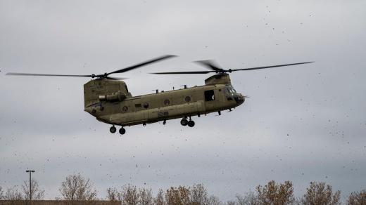 Dvourotorový vojenský vrtulník Chinook