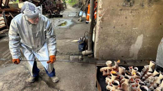 Ve zvonařské dílně v Brodku u Přerova ve velkém vyrábí malé zvonečky a další miniatury určené pro vánoční trhy