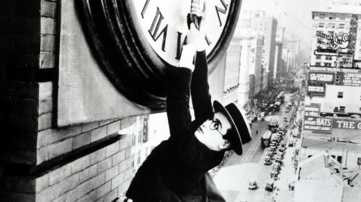 Harold Lloyd (1923). Snímek z filmu O patro výš